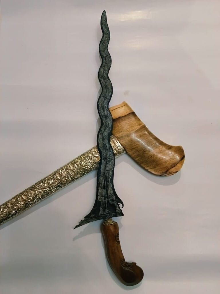 Antieke Keris Sabuk Inten 11 Luk Ganggeng Pamor Kanyut SVA92, Wapen, Verzenden, Overige materialen, Indonesië