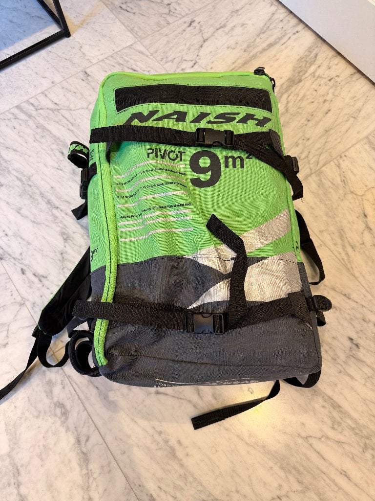 Kite set - Naish Pivot 9m Nieuwstaat hele set, Watersport en Boten, Kitesurfen, Ophalen, Kitesurf-set, Twintip, 9 m²