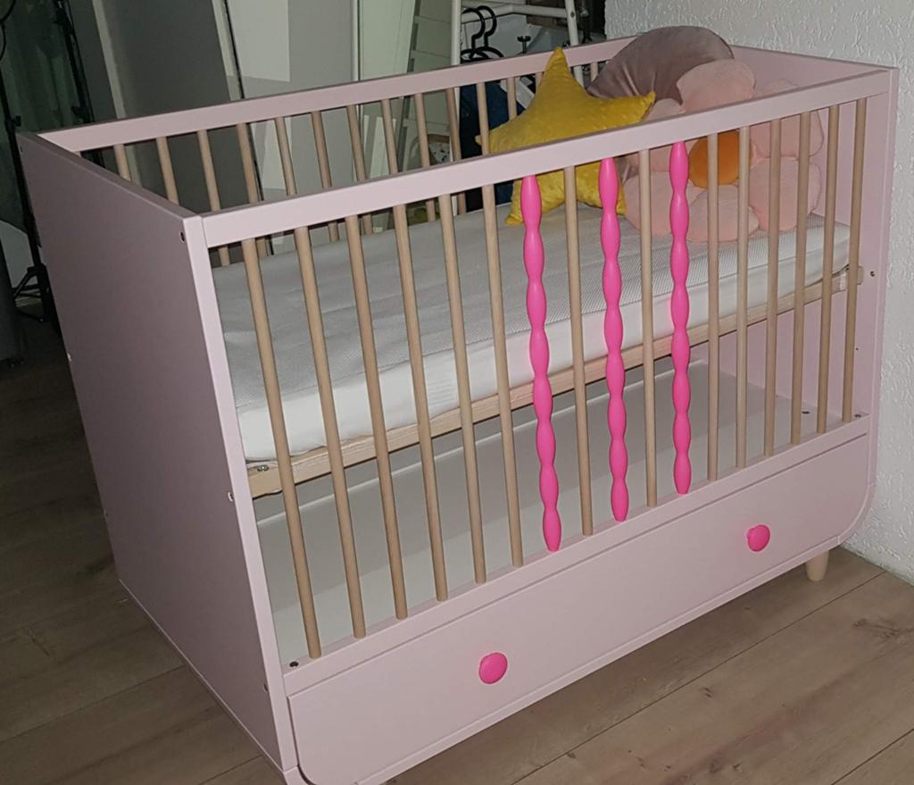 Uniek IKEA Myllra ledikant roze, Ophalen, Zo goed als nieuw, Minder dan 140 cm, Minder dan 70 cm