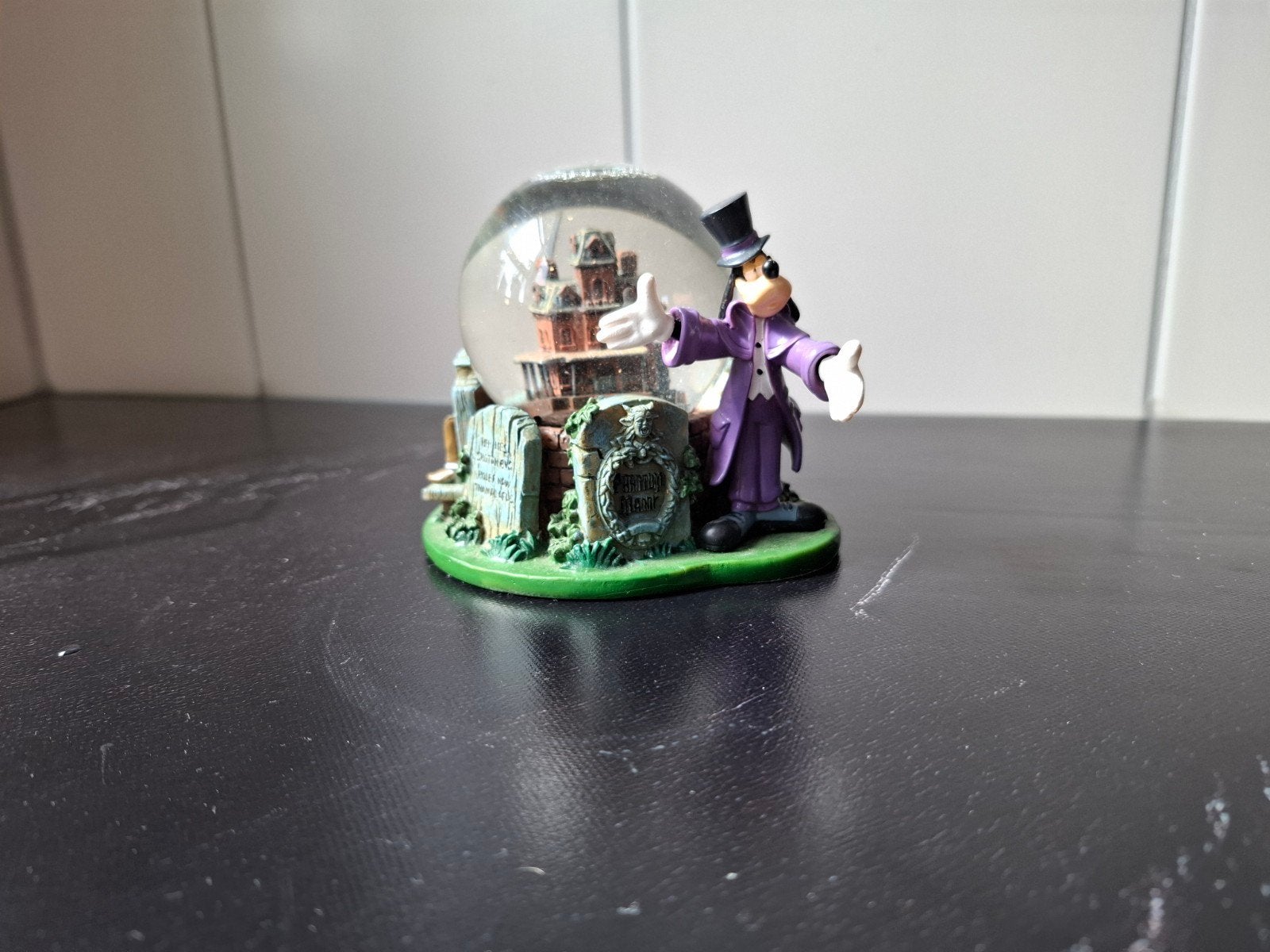 disney snowglobe goofy haunted mansion phantom manor, Verzamelen, Disney, Ophalen, Goofy of Pluto, Gebruikt, Beeldje of Figuurtje