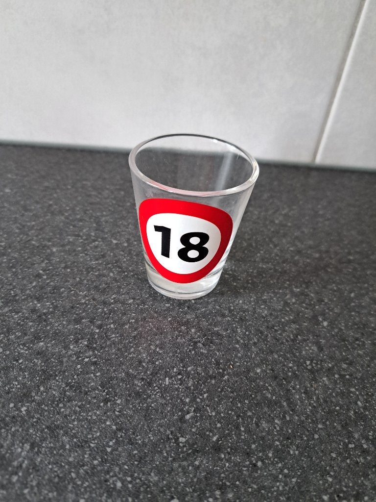 borrel glas 18 als grapje gegeven aan mijn zoon, Ophalen of Verzenden, Zo goed als nieuw, Borrel- of Shotglas
