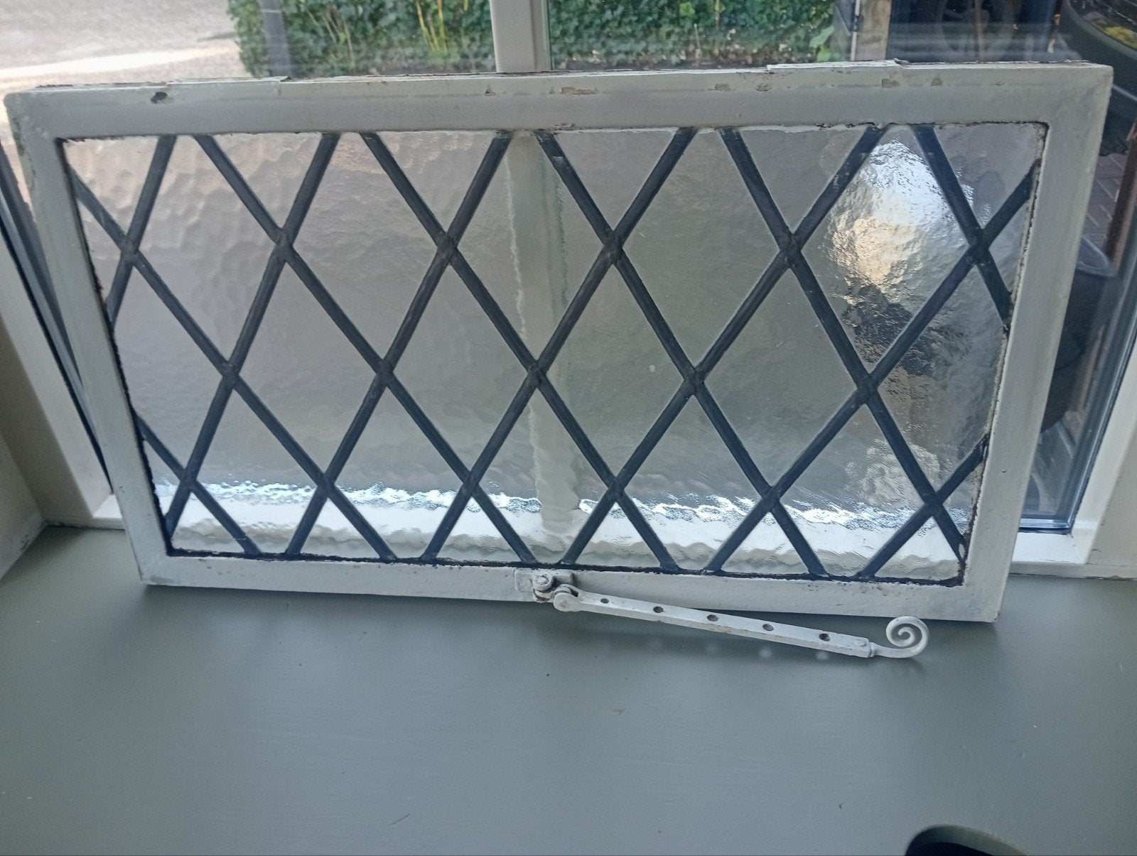 degelijk zwaar /gietijzer glas in lood raam voor 30  euro, Ophalen