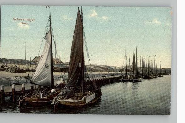 Scheveningen Haven schepen en vuurtoren veraf st 1910