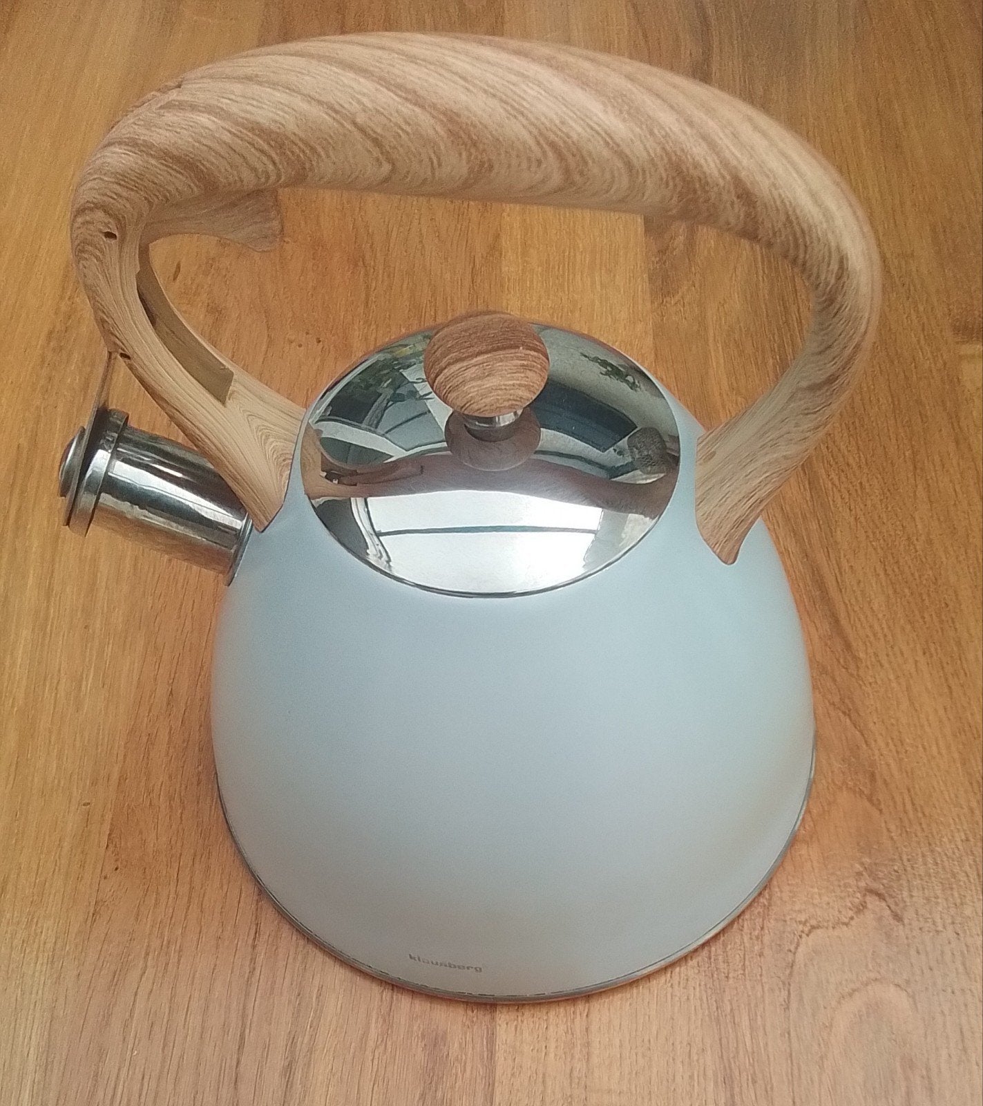ZGAN. Klausberg fluitketel 3 liter,  licht houten handvat, Theepot/fluitketel, Ophalen of Verzenden, Zo goed als nieuw, Metaal