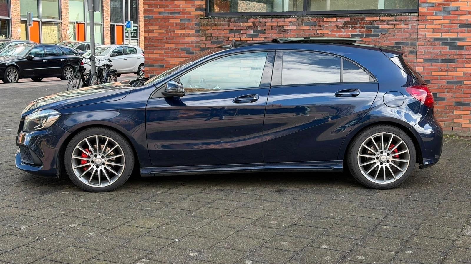Mercedes-Benz A200 CDI AMG | Automaat | Panoramadak | Navi, Auto's, 136 pk, Zwart, 4 cilinders, Blauw
