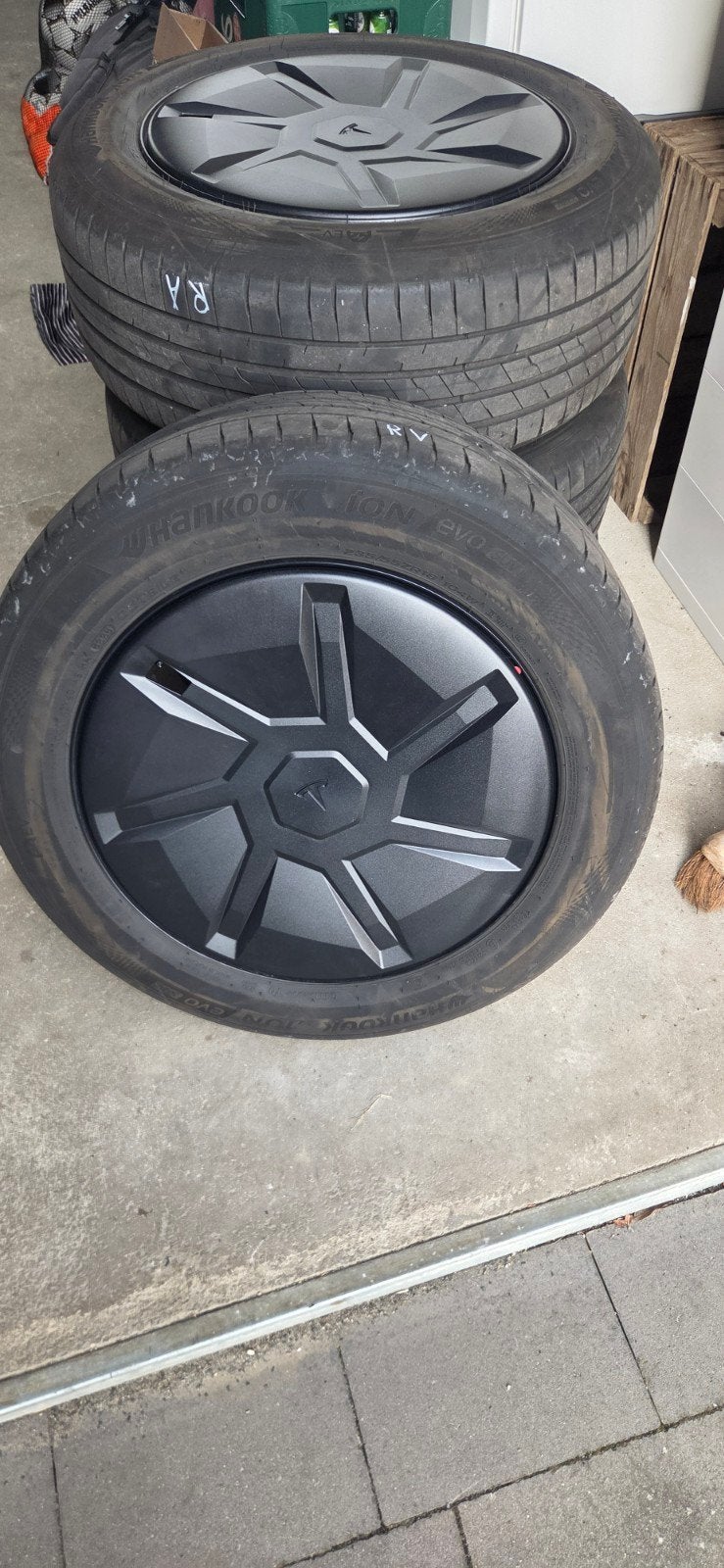 Tesla Model Y 2026 velgen met Hankook banden (Aperture), Auto-onderdelen, Ophalen, 18 inch, Gebruikt, Banden en Velgen