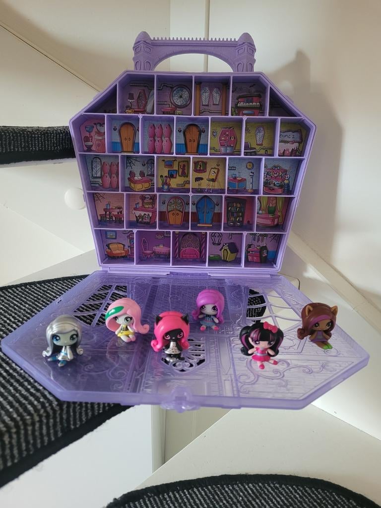 Monster High Minis Speelset met 6 Poppetjes en opbergbox, Ophalen of Verzenden, Zo goed als nieuw