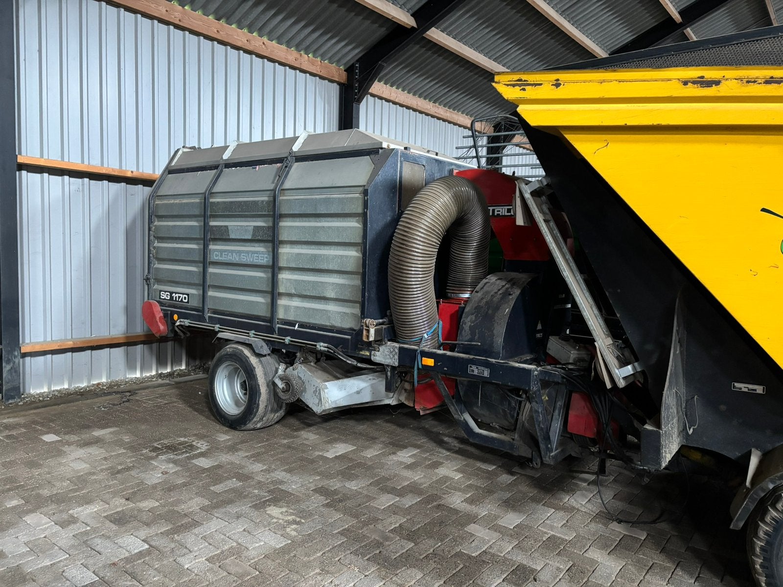 Trilo SG1170 bladzuigwagen, Ophalen