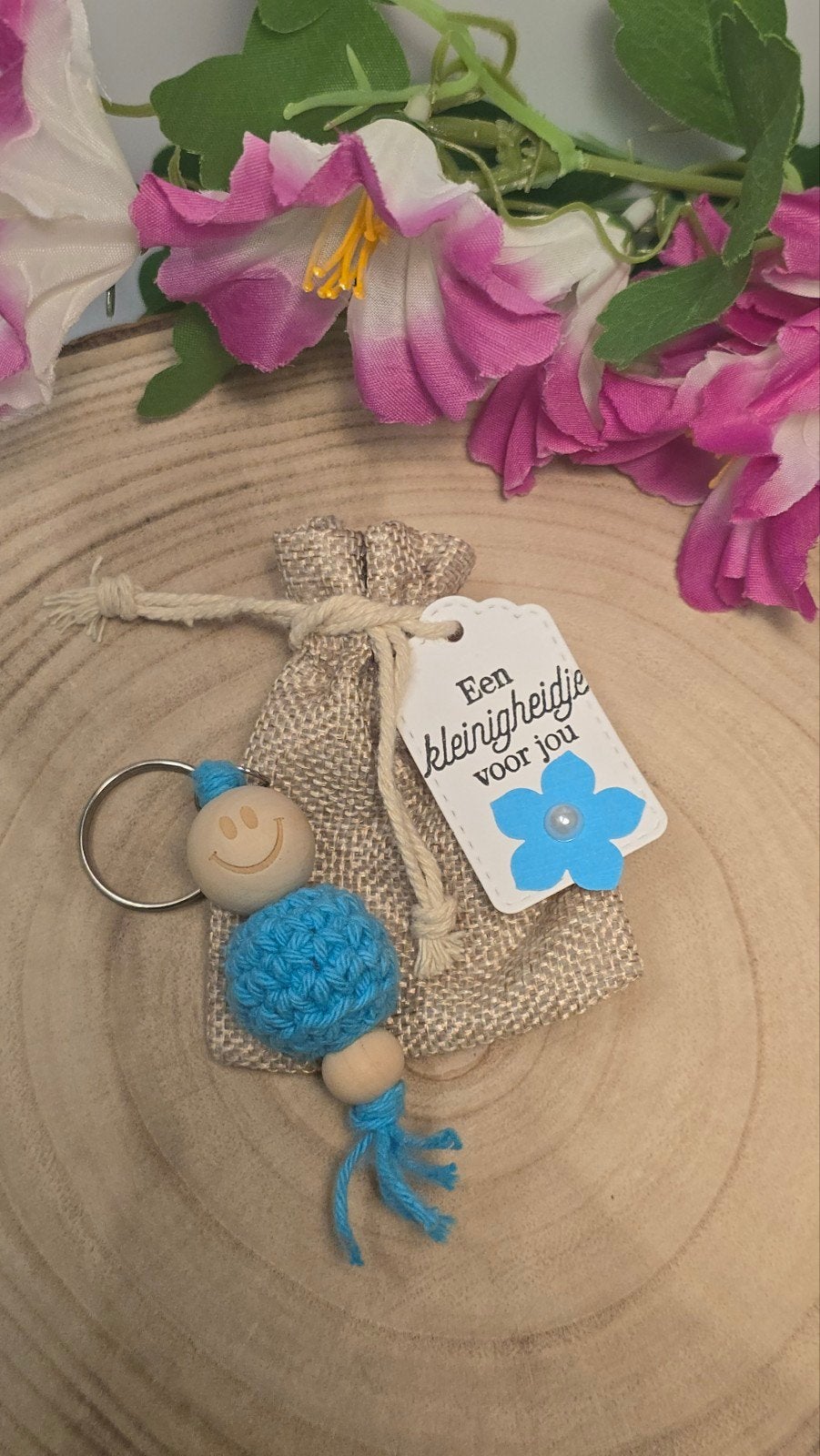 Zelfgemaakte gehaakte smiley sleutelhanger in jute zakje, Ophalen of Verzenden, Zo goed als nieuw