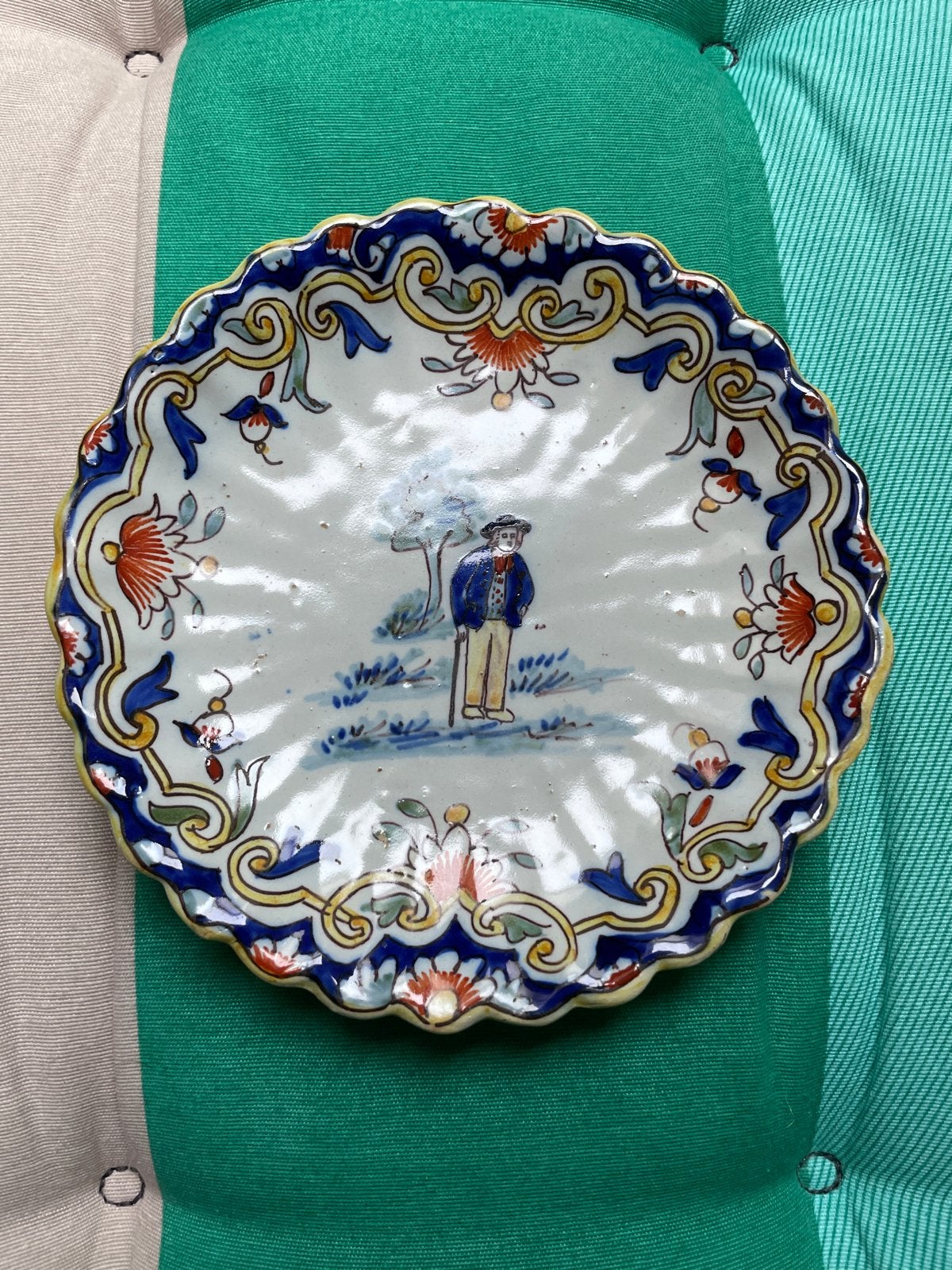 Antiek Delfts Blauw Bord met Figuur en Bloemmotief, Ophalen of Verzenden