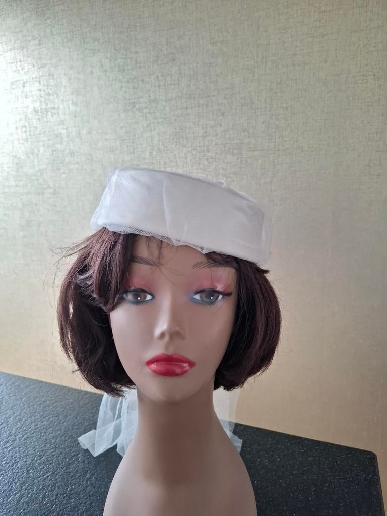 Vintage Trouwhoed met sluier, Ophalen of Verzenden, Zo goed als nieuw, Overige kleuren, Accessoires