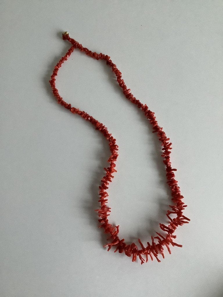 vintage stokjescollier rode koraal met schroefslotje, Ophalen of Verzenden, Zo goed als nieuw, Rood, Overige materialen