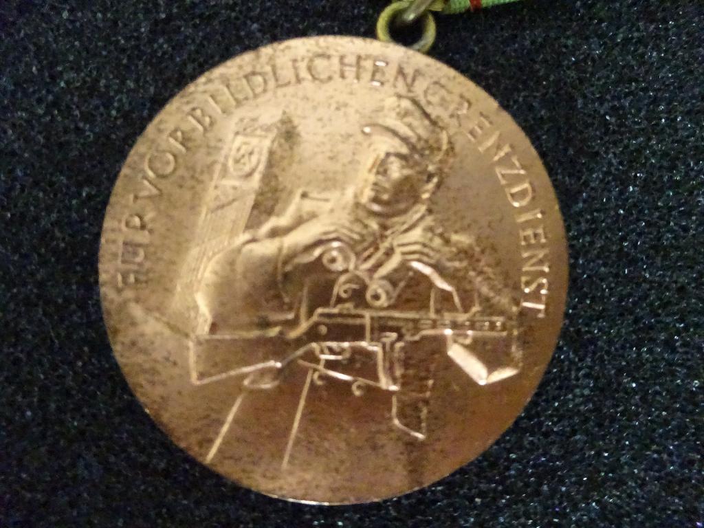 DDR: Grenztruppen für vorbildliche Grenzdienst, Verzamelen, Militaria | Algemeen, Ophalen of Verzenden, Landmacht, Duitsland, Embleem of Badge