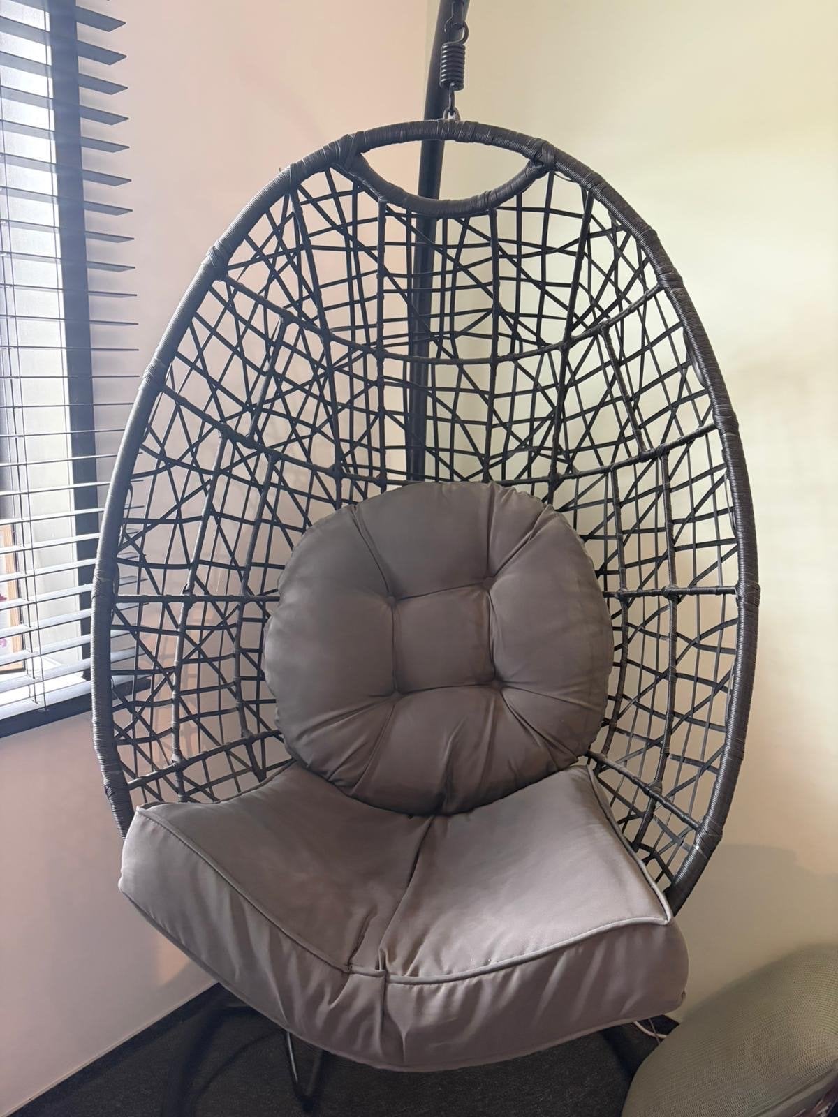Comfortabele hangstoel met standaard en kussens, Huis en Inrichting, Stoelen, Ophalen, Overige materialen, Zo goed als nieuw, Eén