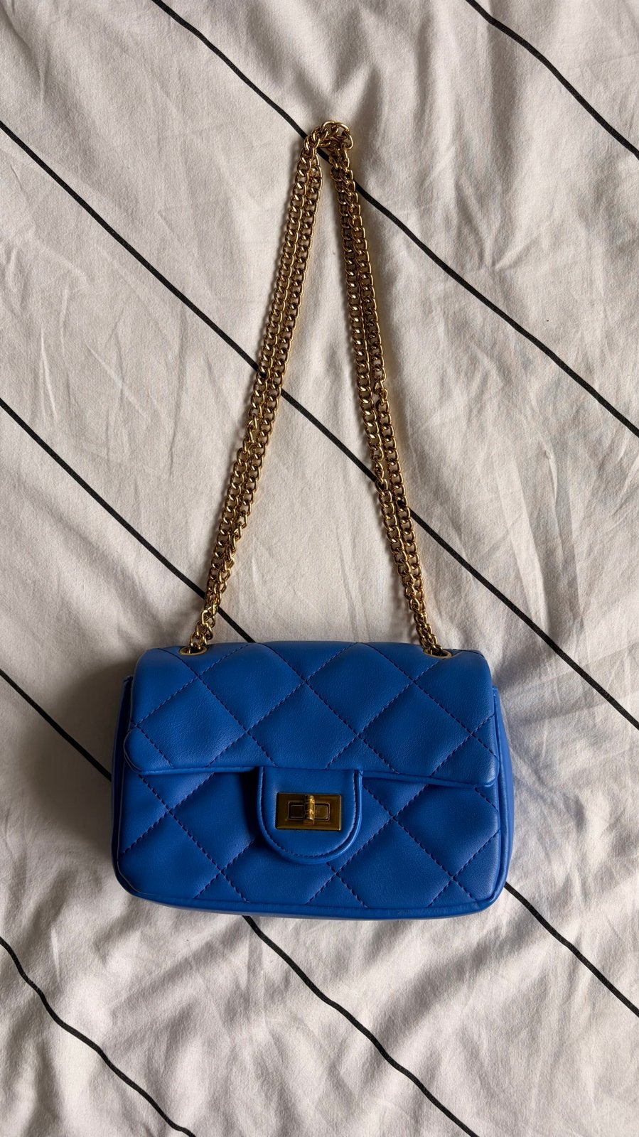 Blauwe gewatteerde schoudertas met gouden ketting, Ophalen of Verzenden, Zo goed als nieuw, Blauw, Schoudertasje