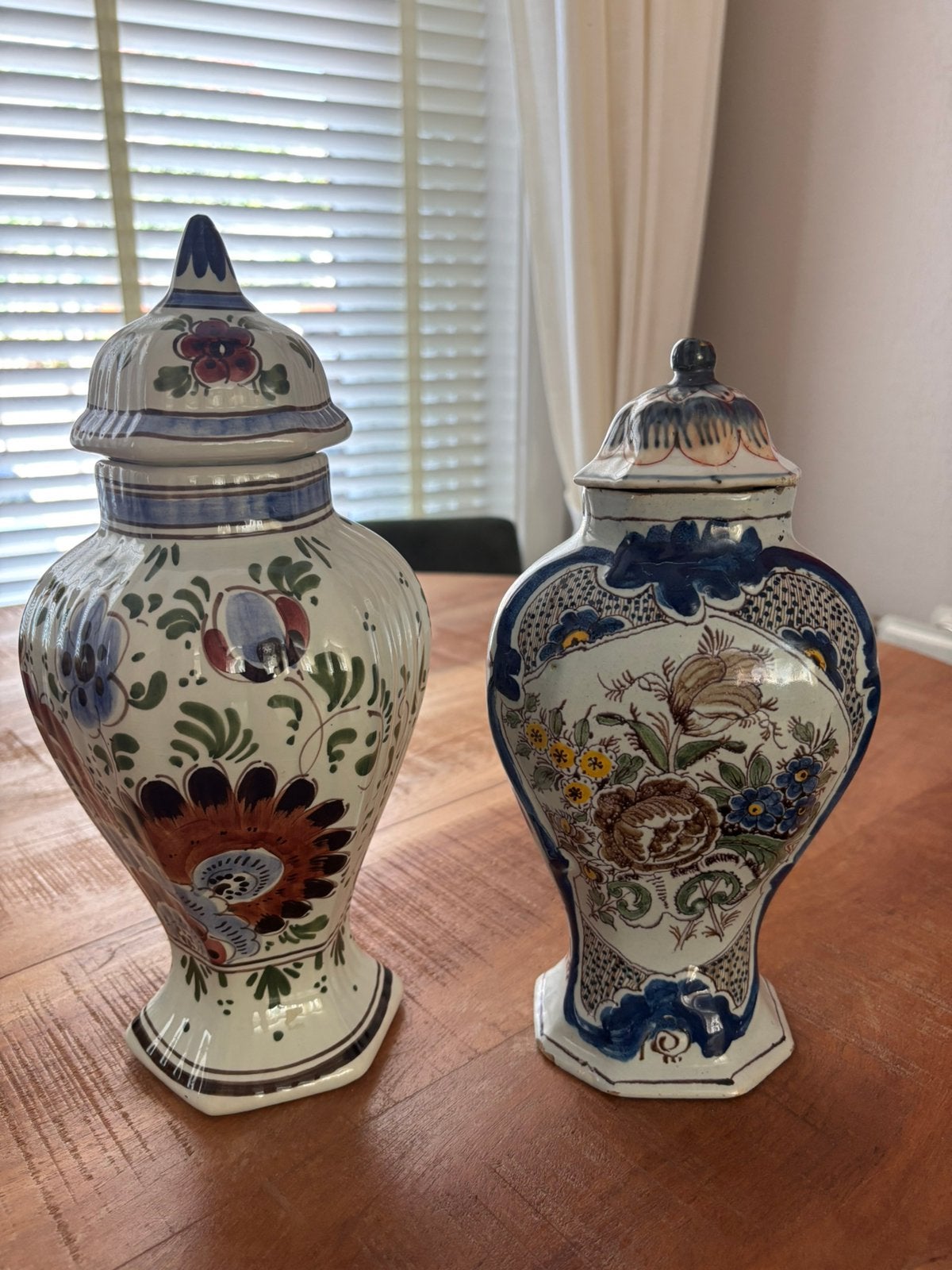 Twee handbeschilderde Delfts polychrome dekselpotten, Ophalen