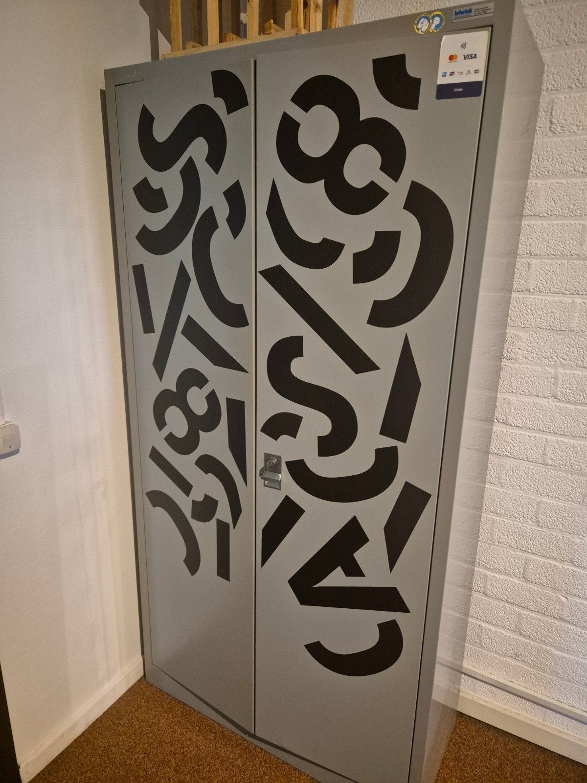 Grijze archiefkast met speels design en slot, Huis en Inrichting, Kasten | Roldeurkasten en Archiefkasten, Ophalen, Gebruikt, 50 tot 100 cm