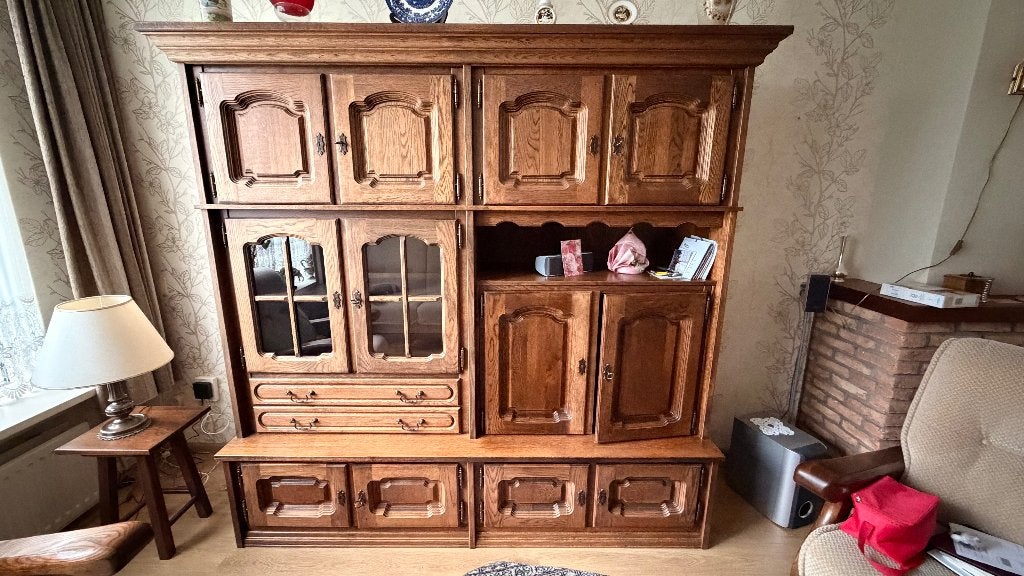 Donker eiken kast, Ophalen