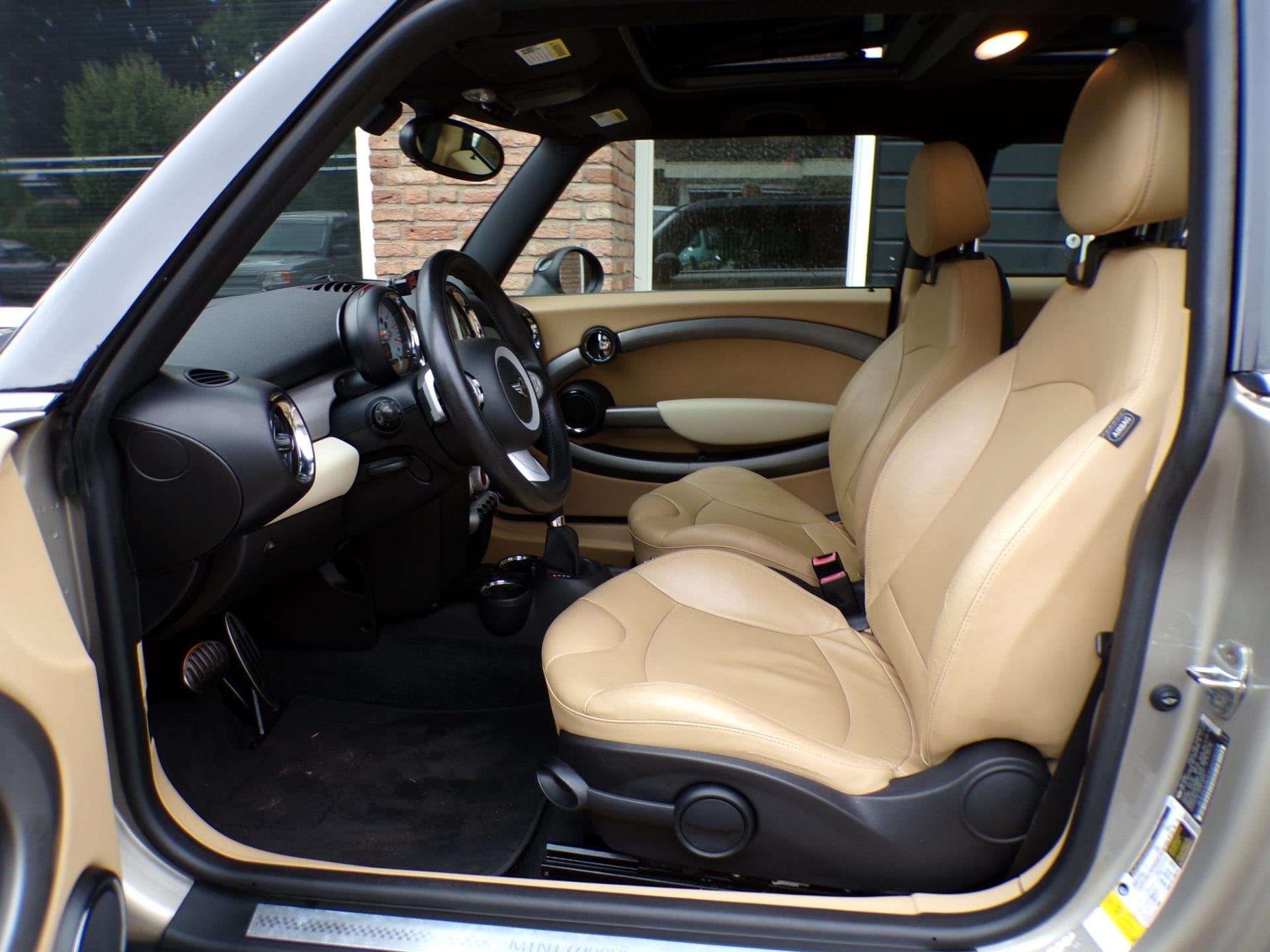 Mini Mini 1.6 Cooper S Automaat / Leder / Panoramadak, Auto's, Voorwielaandrijving, Dealer onderhouden, Gebruikt, Beige