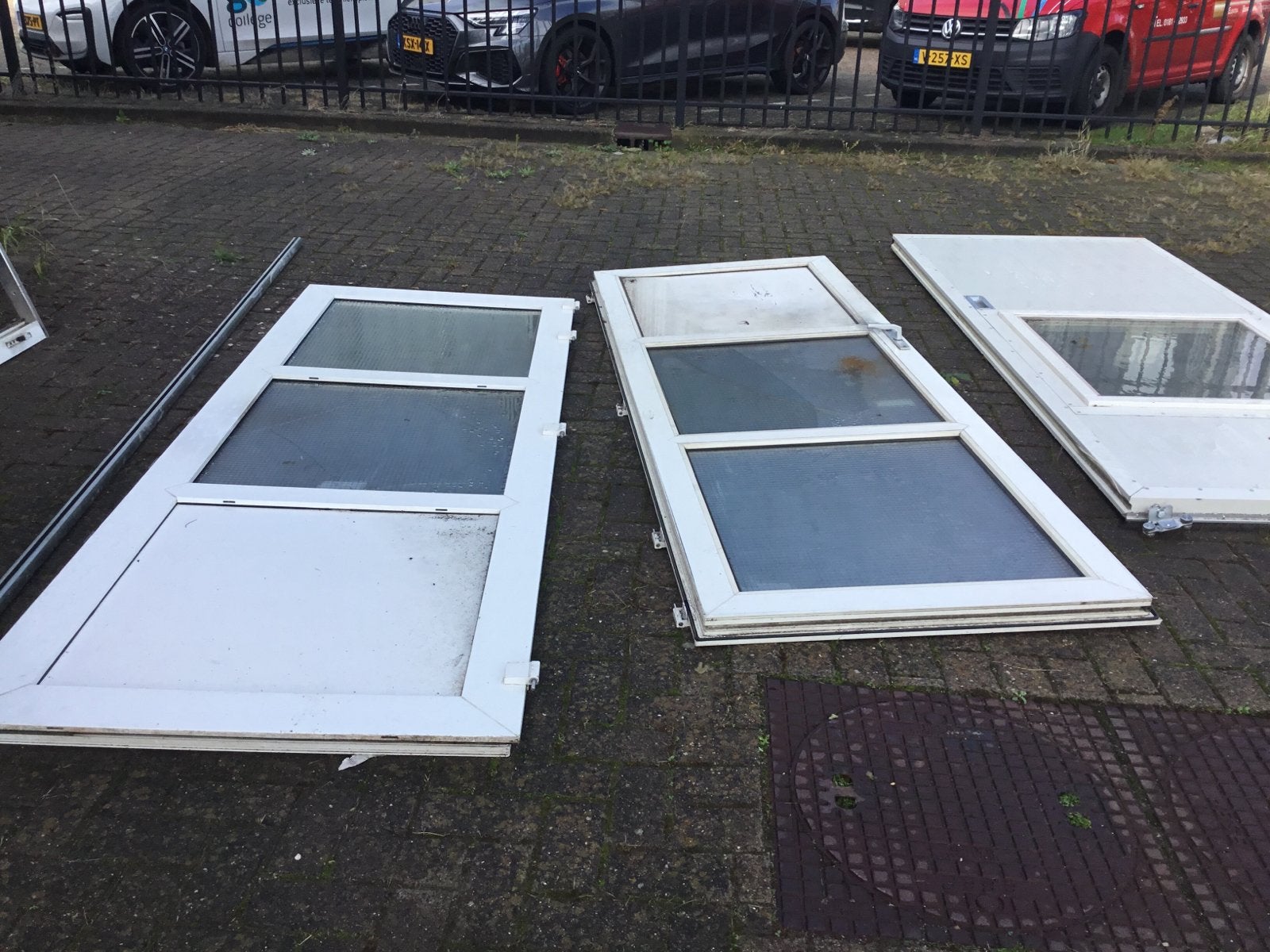 Witte kunststof schuifdeuren met glaspanelen, Doe-het-zelf en Verbouw, Kunststof, Gebruikt, 80 tot 100 cm, Ophalen of Verzenden