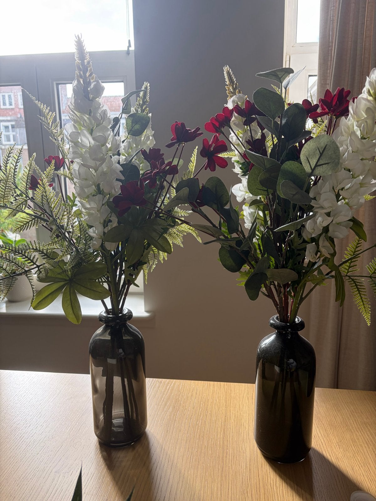 2 Glazen Vazen met Kunstbloemen, Meerkleurig, Inclusief decoratie, Ophalen of Verzenden, Glas