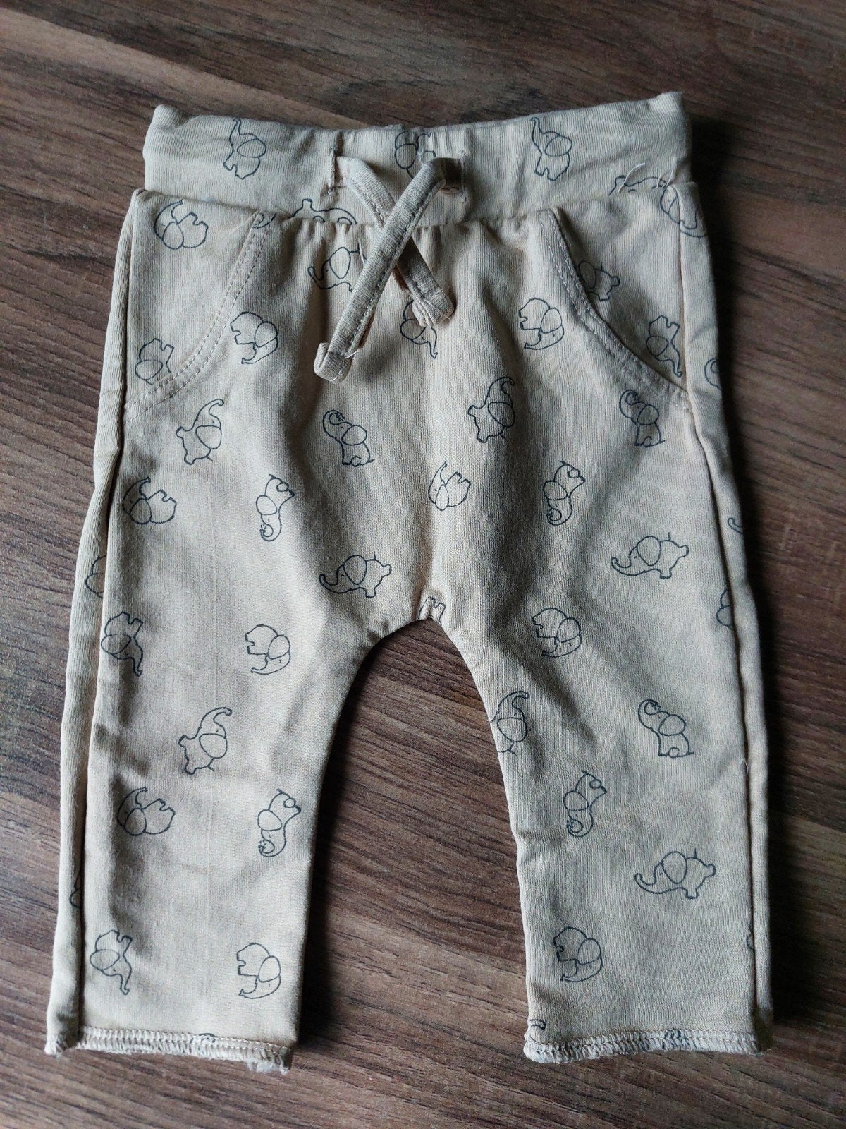 Mini broekje met olifantjes maat 50 z.g.a.n., Kinderen en Baby's, Babykleding | Maat 50, Ophalen of Verzenden, MINI, Jongetje of Meisje
