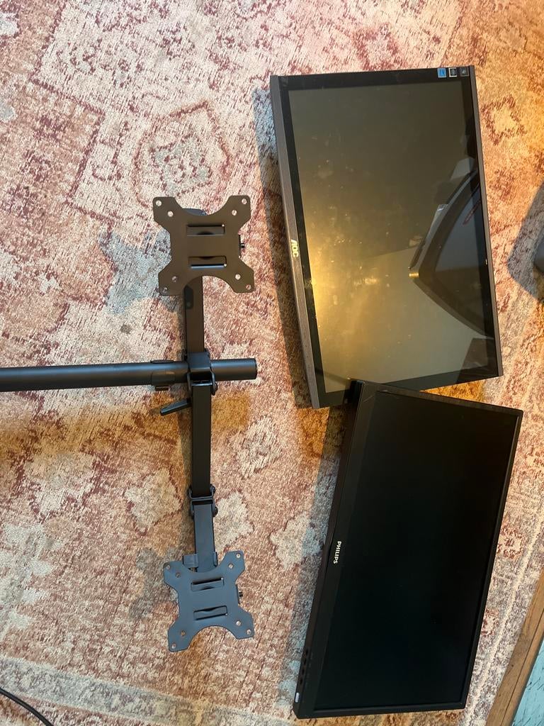 Twee pc-schermen met bureau-standaard en bekabeling, Computers en Software, Monitoren, Ophalen, Gebruikt, Draaibaar