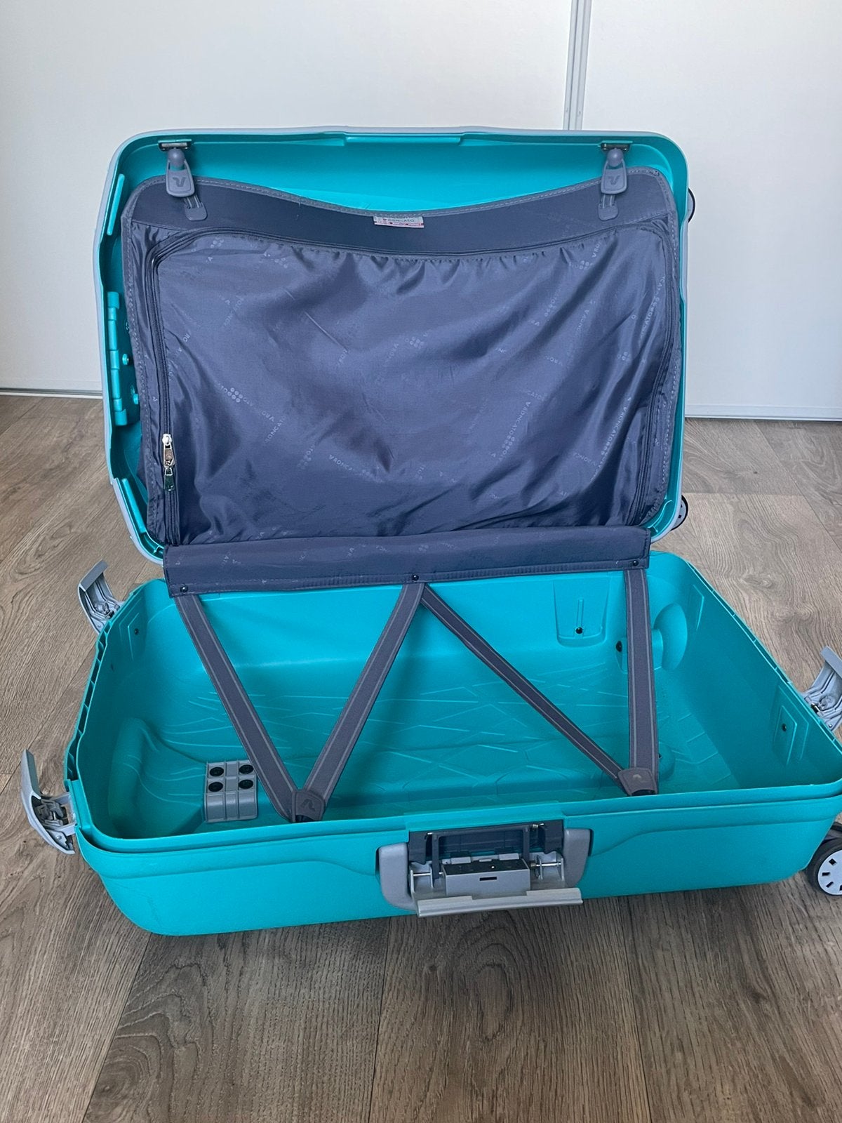 Koffer Roncato 4 wielen trolley 68 cm, Verzenden, Zo goed als nieuw, Hard kunststof, 60 tot 70 cm