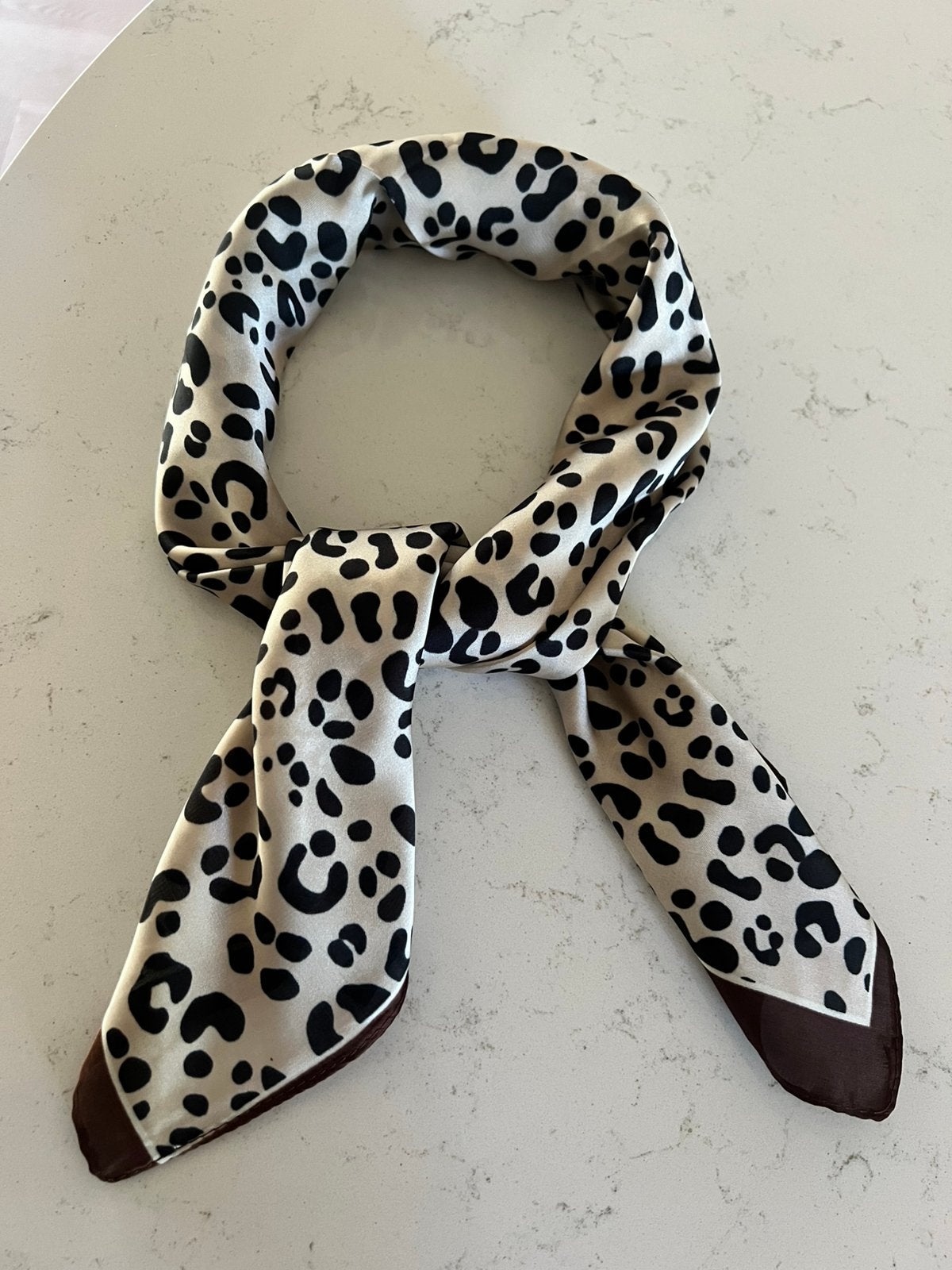 Asos Sjaal Panterprint Polyester 70x70cm, Kleding | Dames, Mutsen, Sjaals en Handschoenen, Ophalen of Verzenden, Zo goed als nieuw