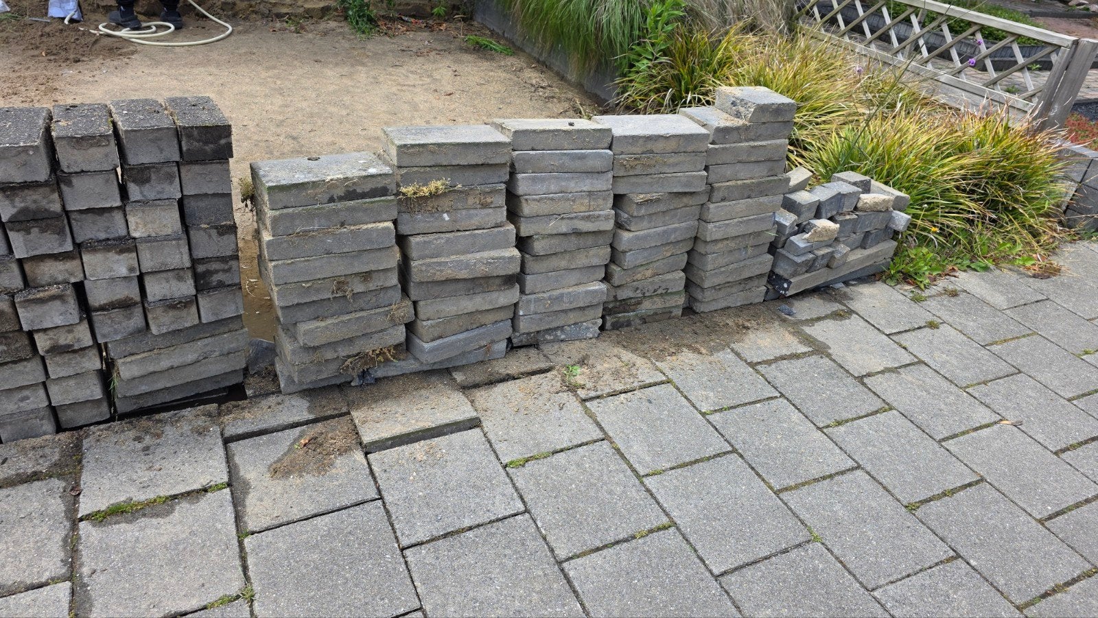 GRATIS betontegels / klinkers / tegels voor terras of pad, Doe-het-zelf en Verbouw, Tegels, Gebruikt, Vloertegels, Overige materialen