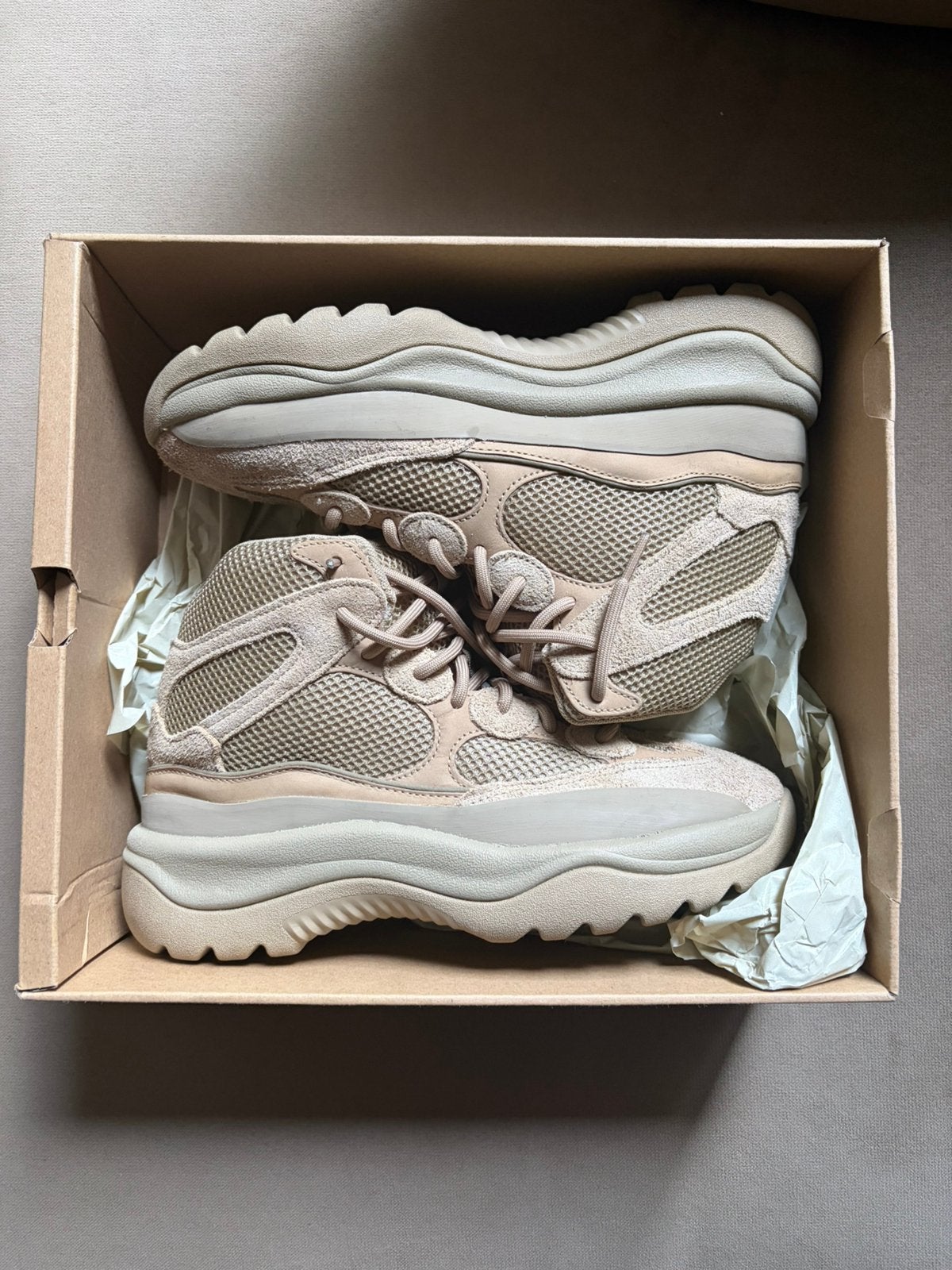 Adidas Yeezy Desert Boot Rock – Maat 42 – Zo goed als nieuw, Overige kleuren, Ophalen of Verzenden, Sneakers of Gympen, Zo goed als nieuw