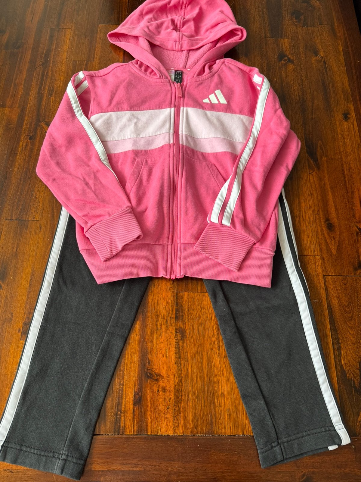 Trainingspak Adidas, Ophalen of Verzenden, Zo goed als nieuw, Meisje, Sport- of Zwemkleding