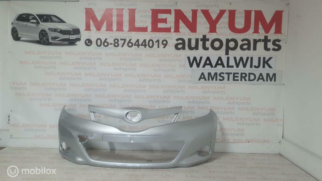 TOYOTA YARIS VOORBUMPER NIEUW (2011/2014) 1F7, Voor, Nieuw, Toyota, Ophalen of Verzenden