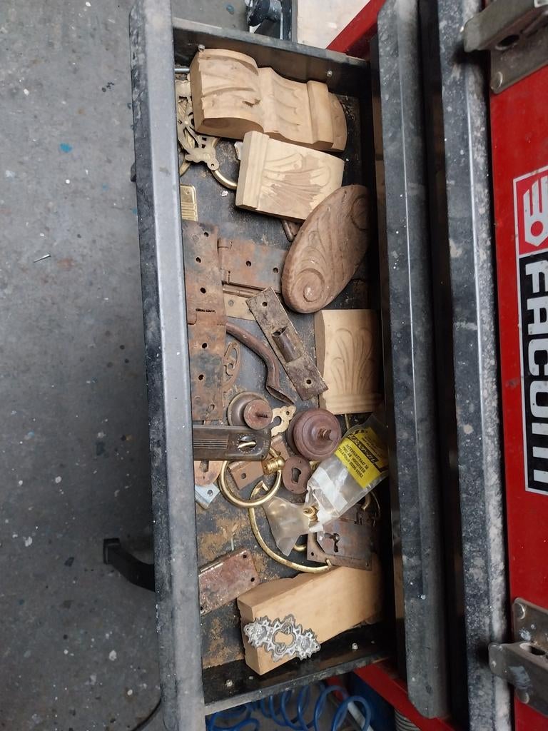 Diverse beslag en ornamenten voor kasten, Ophalen of Verzenden