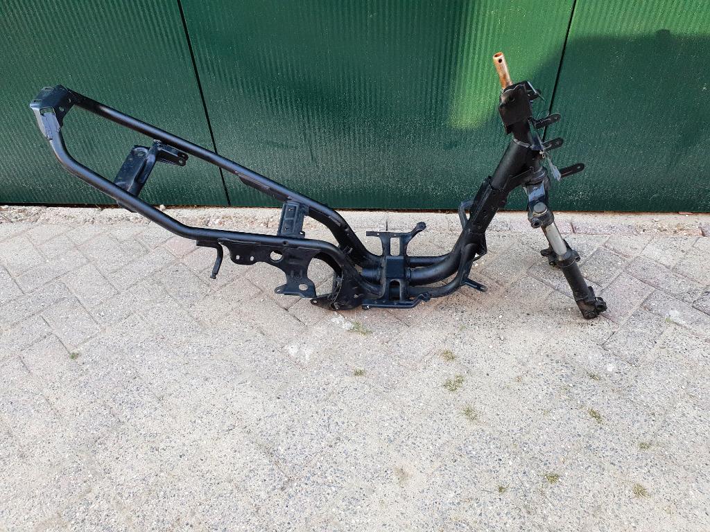 Frame Aprilia SR voorvork subframe losse delen kenteken SR50, Fietsen en Brommers, Aprilia, Frame, Aprilia, Ophalen of Verzenden