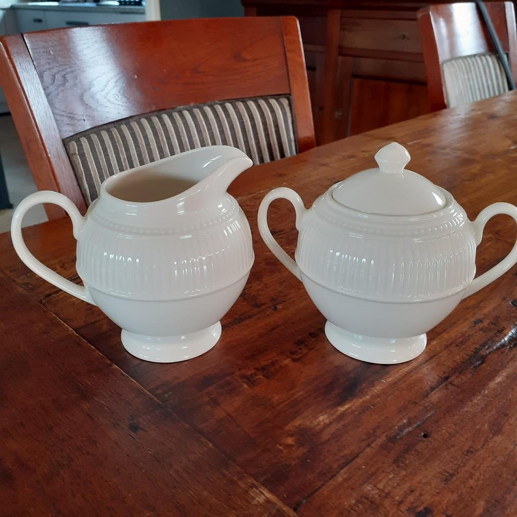Wedgwood WINDSOR  suikerpot en melkkannetje in nieuwstaat, Overige typen, Ophalen of Verzenden, Zo goed als nieuw, Wedgwood