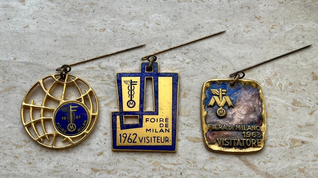 Diverse genummerde deelnemers spelden MILAAN JAARBEURS 1961,, Verzamelen, Speldjes, Pins en Buttons, Ophalen of Verzenden, Zo goed als nieuw