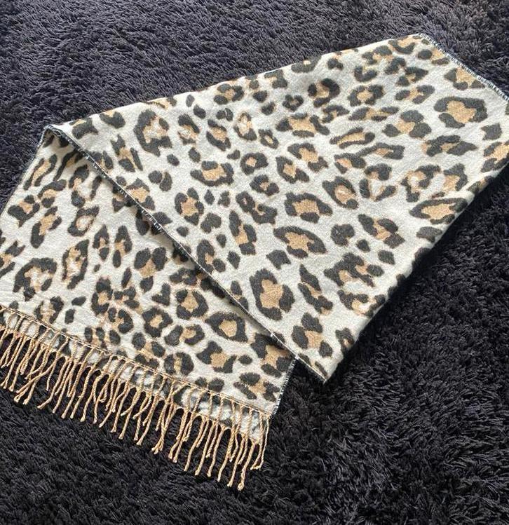 Bijenkorf Sjaal tijger / panter, grote luxe sjaal, nieuw, Kleding | Dames, Mutsen, Sjaals en Handschoenen, Bijenkorf, Ophalen of Verzenden