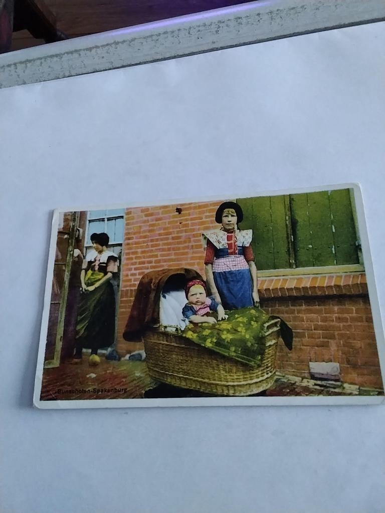 SPAKENBURG EEN kijkje in de  wieg, Ophalen of Verzenden, Voor 1920, Klederdracht