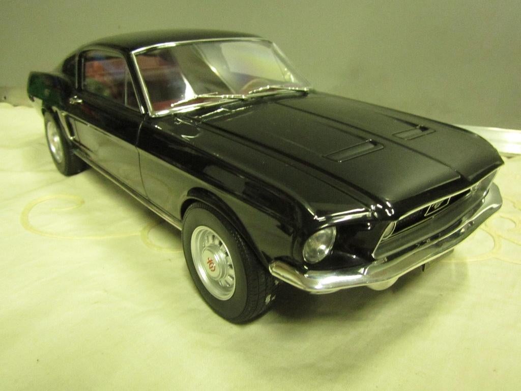 FORD MUSTANG FASTBACK ZWART /SATIJN GROEN, Hobby en Vrije tijd, Modelauto's | 1:5 tot 1:12, Ophalen of Verzenden, Nieuw, 1:9 t/m 1:12
