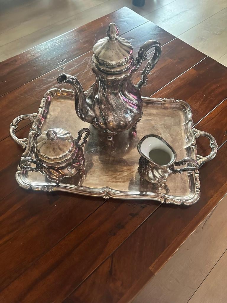 Verzilverd koffie/thee servies € 125,00, Ophalen