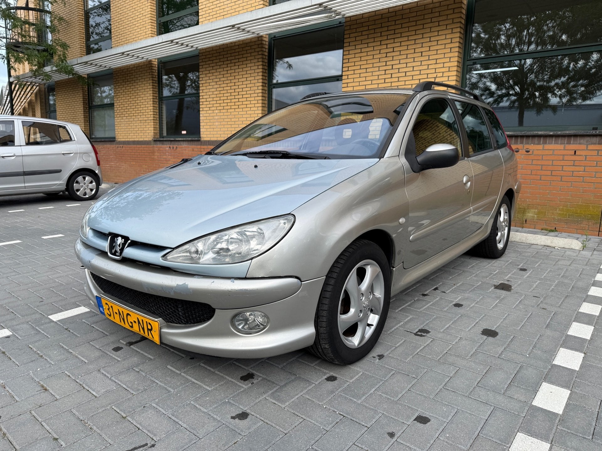 Peugeot 206 SW 1.6-16V XS Automaat, Gebruikt, 4 cilinders, 49 €/maand, Verwarmde buitenspiegels