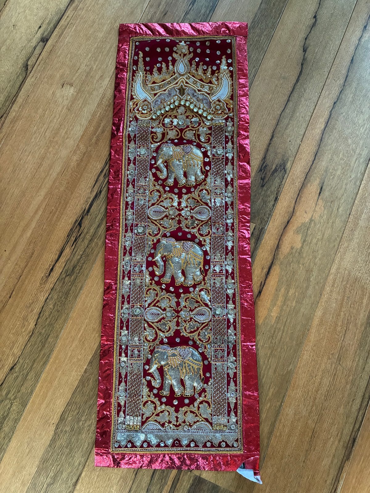 Kalanga met Olifanten en Pailletten, Gebruikt, Ophalen of Verzenden, Oosters, Rood
