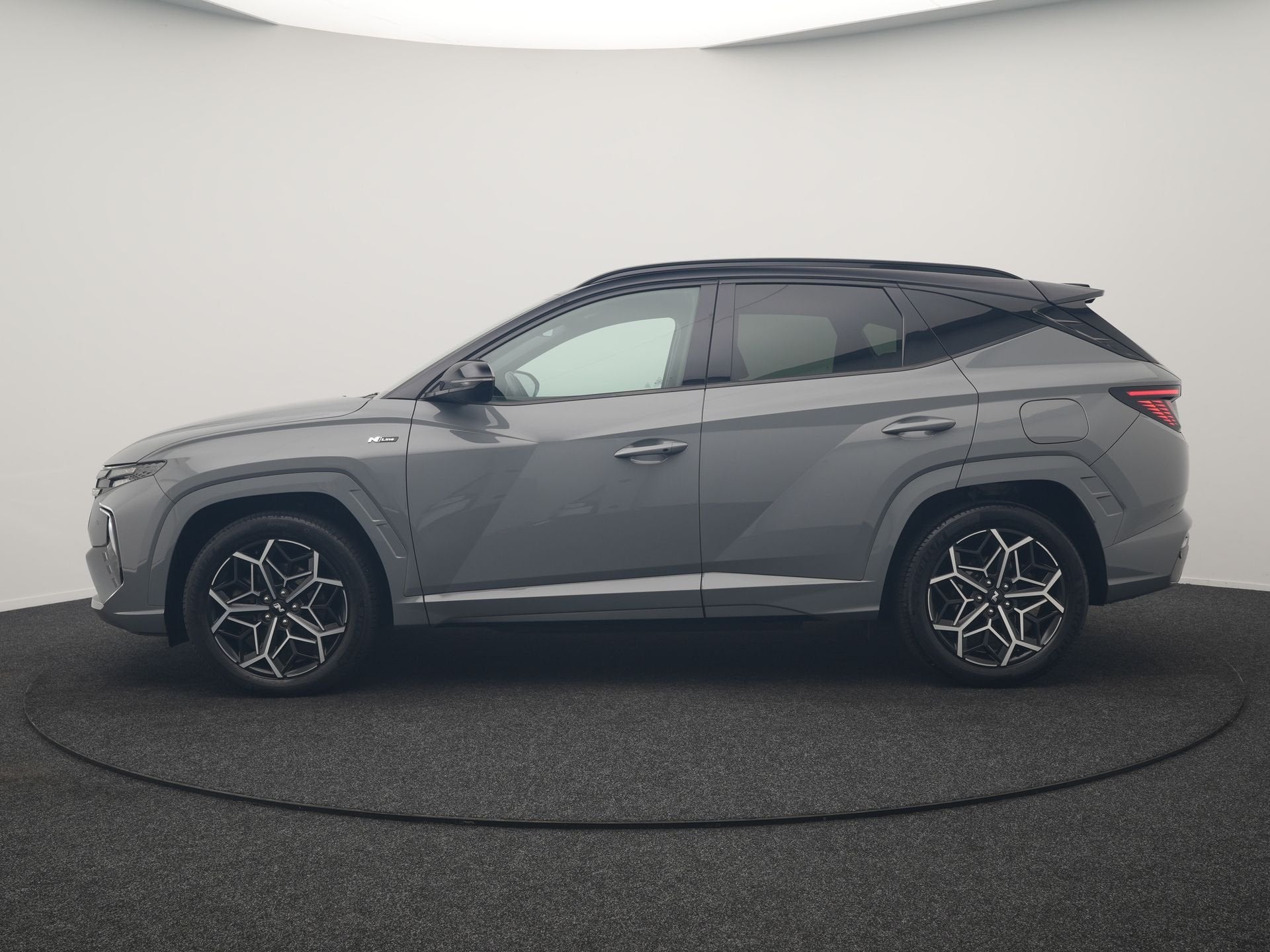 Hyundai Tucson 1.6 T-GDI N Line 4WD PHEV 265pk Dealer O.H |, Auto's, Automaat, Gebruikt, Zwart, 4 cilinders