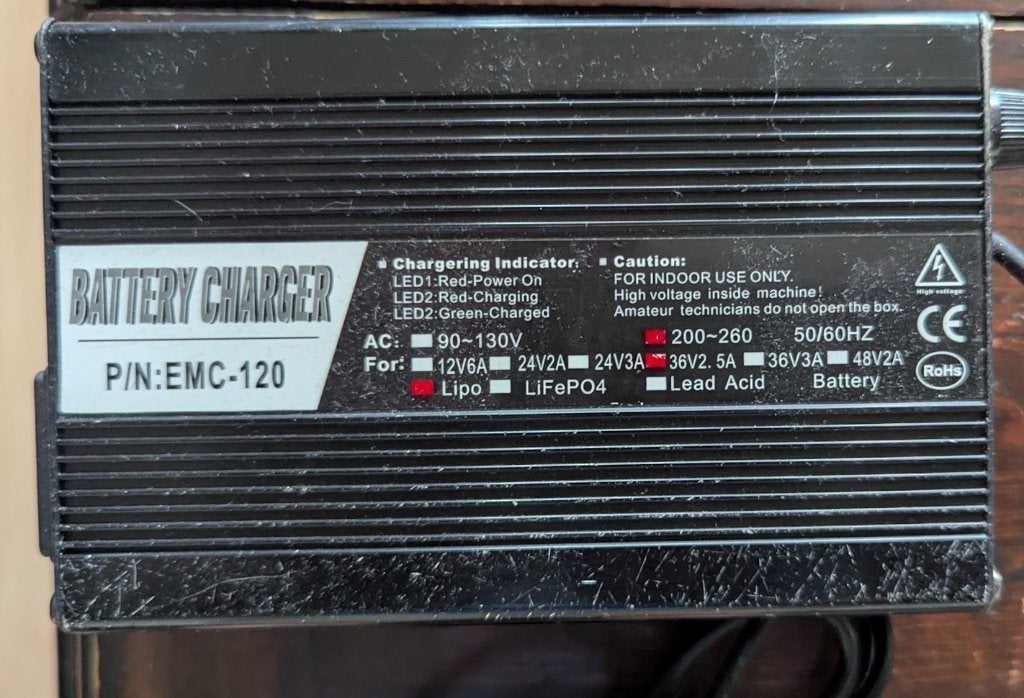 Universele Batterijlader EMC-120 voor diverse accu's, Gebruikt, Universele onderdelen