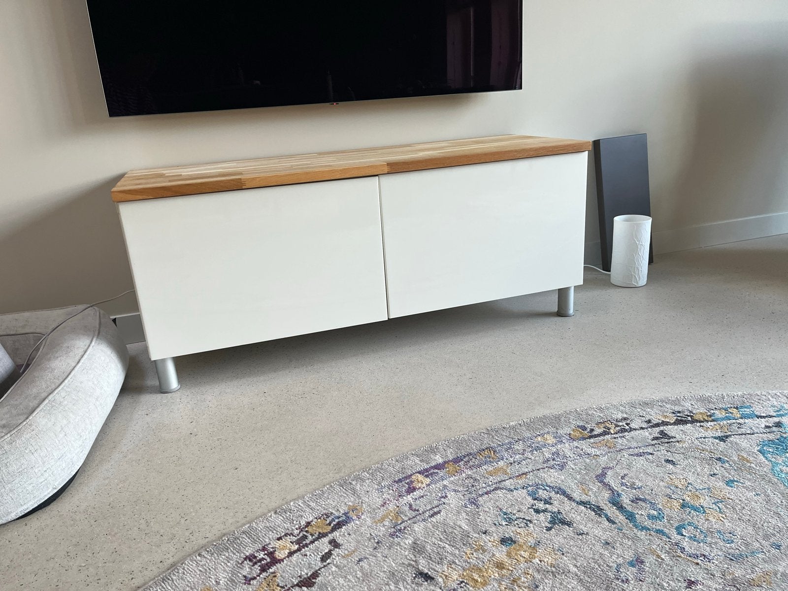 IKEA TV-meubel met houten blad en witte kasten, Huis en Inrichting, Ophalen, 100 tot 150 cm, Zo goed als nieuw, Minder dan 100 cm