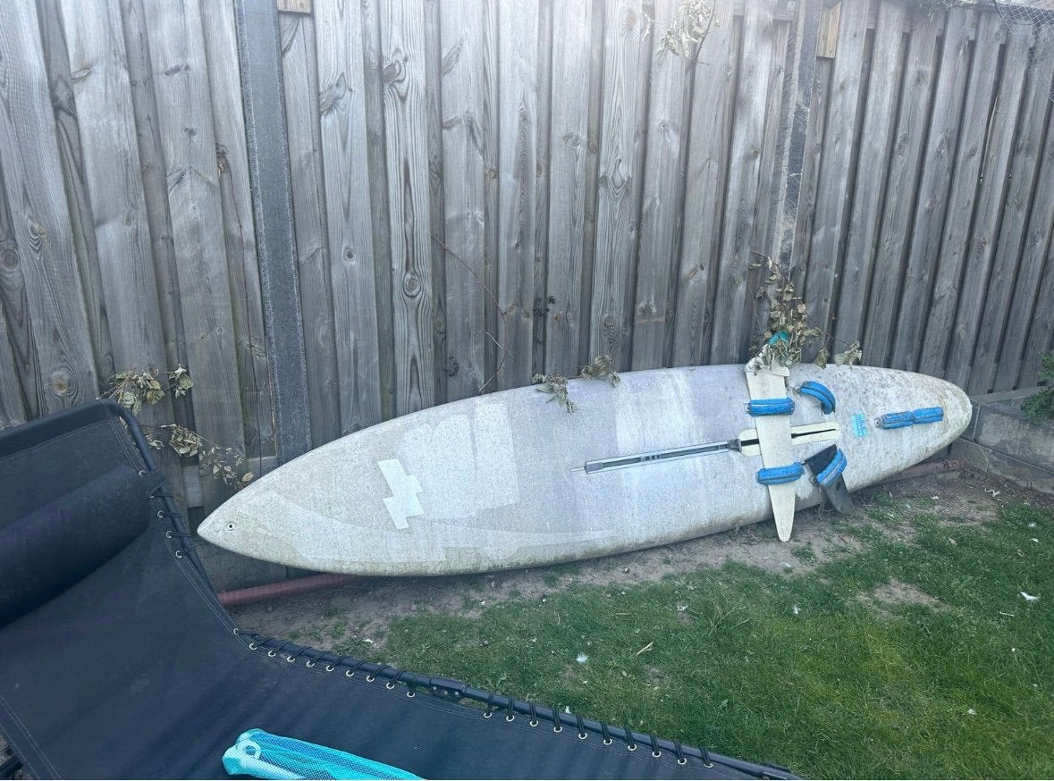 Oudere Tiga Surfplank met zwaard en mast, Watersport en Boten, Windsurfen, Ophalen, Gebruikt, 300 cm of meer, Plank