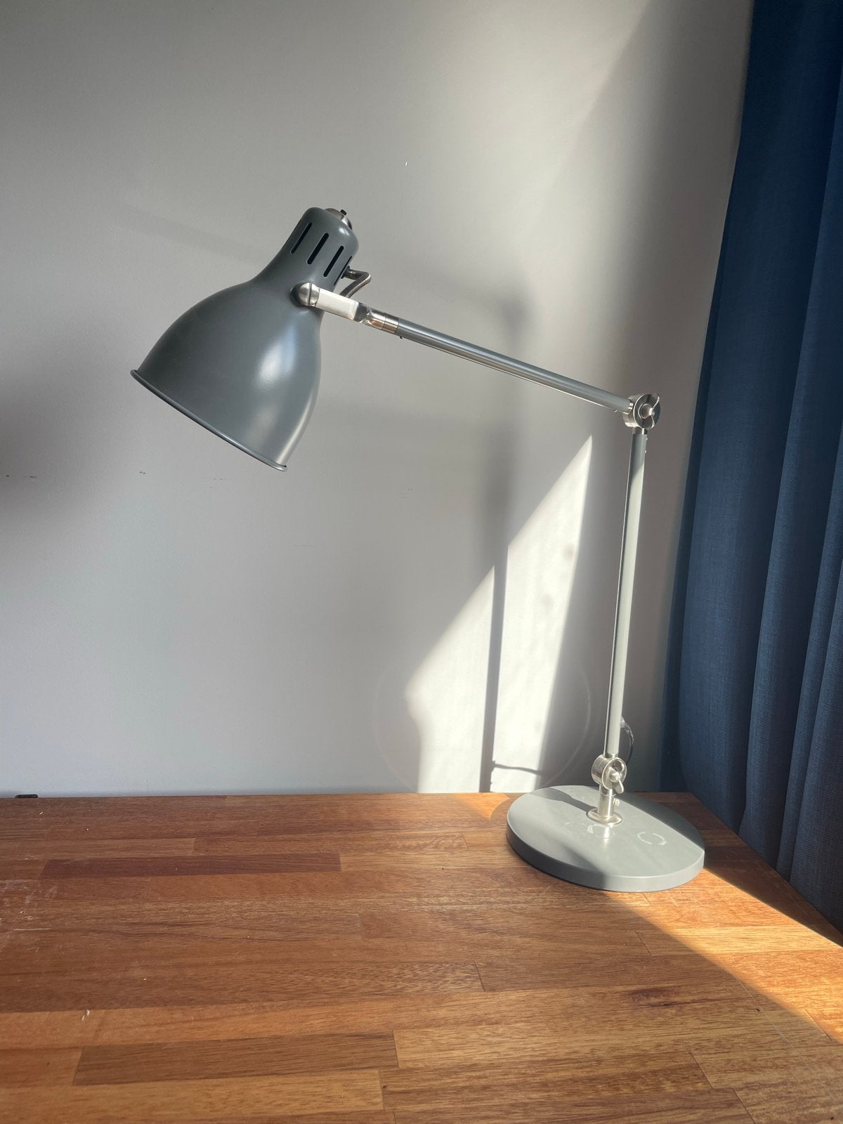 IKEA ARÖD Werklamp Grijs - Verstelbare Bureaulamp, Huis en Inrichting, Ophalen, Bureaulamp, E27 (groot), Grijs