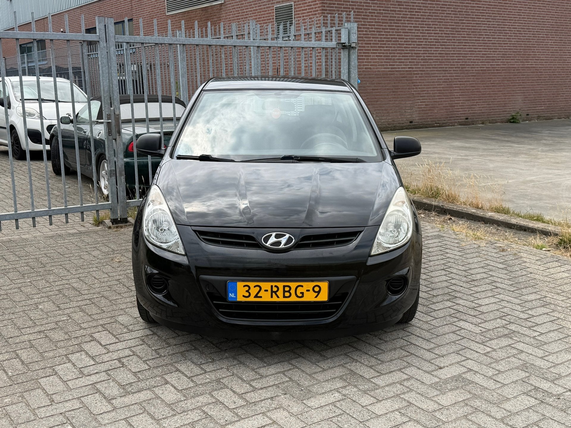 Hyundai I20 1.2i i-Drive NL AUTO NAP! 1E EIGENAAR! DEALER ON, Auto's, Voorwielaandrijving, Gebruikt, 4 cilinders, Zwart