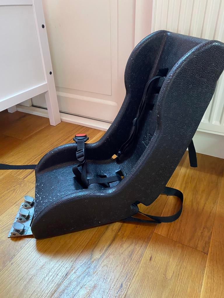 Zwart kinderzitje voor bakfiets, Kinderen en Baby's, Autostoeltjes, Gebruikt, Overige methoden, 9 t/m 18 kg, Zijbescherming
